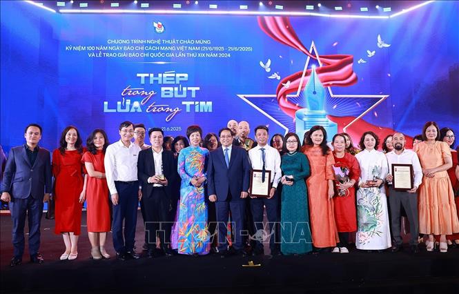 Thủ tướng Phạm Minh Chính với lãnh đạo, phóng viên, biên tập viên và các tác giả đoạt Giải Báo chí Quốc gia lần thứ 19 – năm 2024 của Liên chi hội nhà báo Thông tấn xã Việt Nam. Ảnh: Dương Giang-TTXVN  

