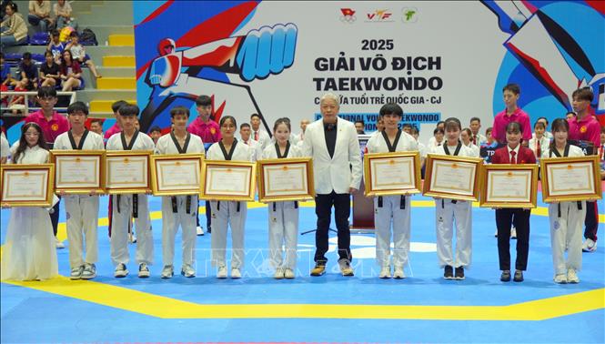 Các vận động viên nhận Huân chương Lao động tại lễ khai mạc. Ảnh: Trung Tuyến - TTXVN