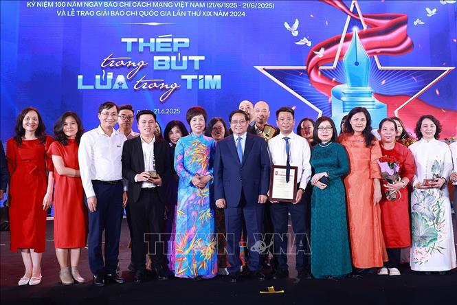 Thủ tướng Phạm Minh Chính với lãnh đạo, phóng viên, biên tập viên và các tác giả đoạt Giải Báo chí Quốc gia lần thứ 19 – năm 2024 của Liên chi hội nhà báo Thông tấn xã Việt Nam. Ảnh: Dương Giang-TTXVN  
