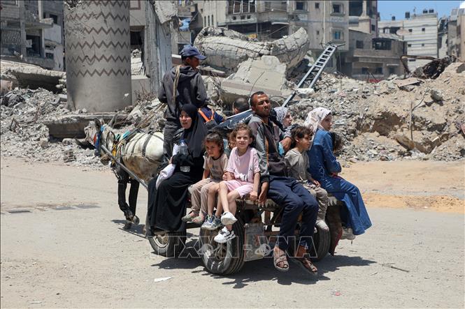Người dân Palestine rời bỏ nhà cửa tránh xung đột tại Gaza. Ảnh: THX/TTXVN