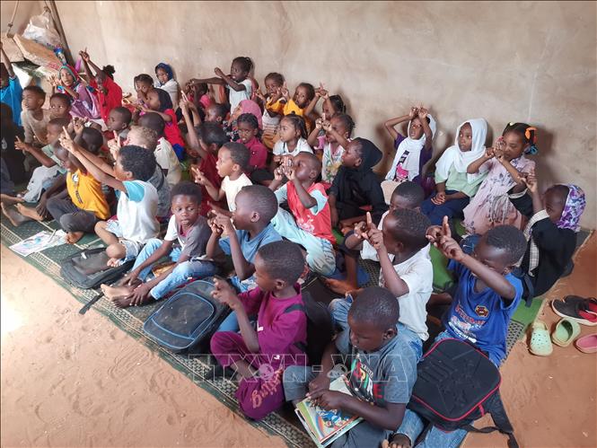 Các em nhỏ tại một lớp học ở Omdurman, Sudan. Ảnh: THX/TTXVN