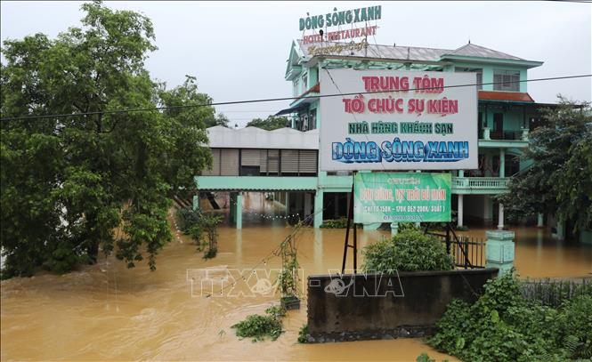 Tuy mưa đã giảm nhưng nhiều cơ sở kinh doanh ven sông Cầu tại khu vực Gia Bảy vẫn ngập sâu trong nước. Ảnh: Hoàng Nguyên - TTXVN