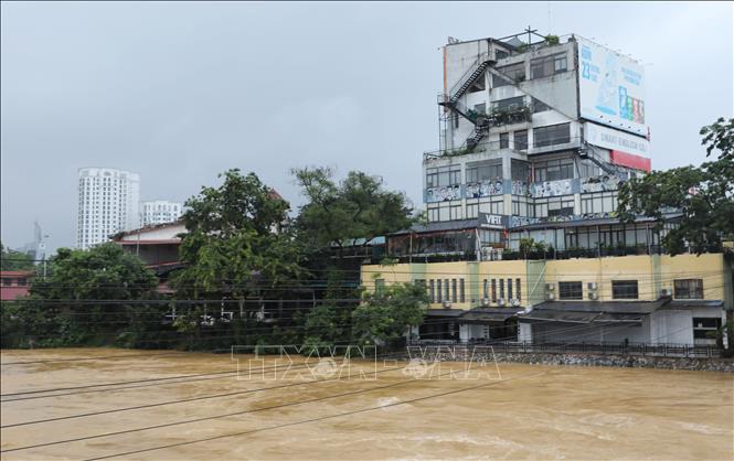 Nước sông Cầu dâng cao tại khu vực trung tâm thành phố Thái Nguyên. Ảnh: Hoàng Nguyên - TTXVN