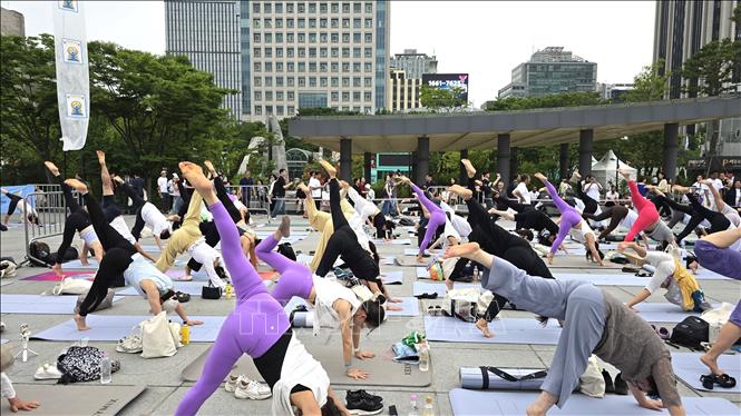 Tại Quảng trường Gwanghwamun ở trung tâm Seoul, với khẩu hiệu “Tìm kiếm hào quang của bạn”, hơn 1.000 người tham gia đã tập trung ngoài trời để thực hành Surya Namaskar - một chuỗi động tác yoga gồm 12 tư thế - cũng như Hatha và Vinyasa yoga, hai phong cách phổ biến. Ảnh: Đức Thắng - P/v TTXVN tại Hàn Quốc