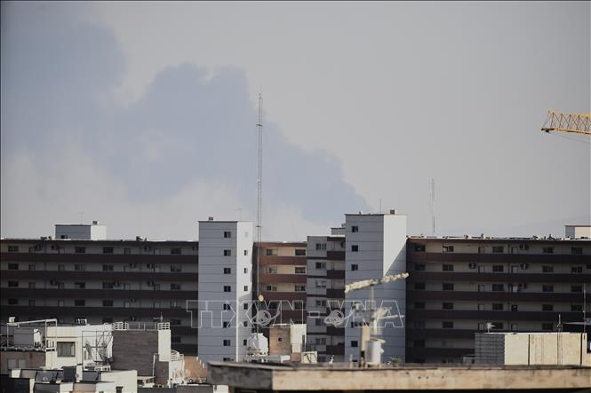 Khói bốc lên sau một vụ tấn công tại Tehran, Iran. Ảnh: THX/TTXVN