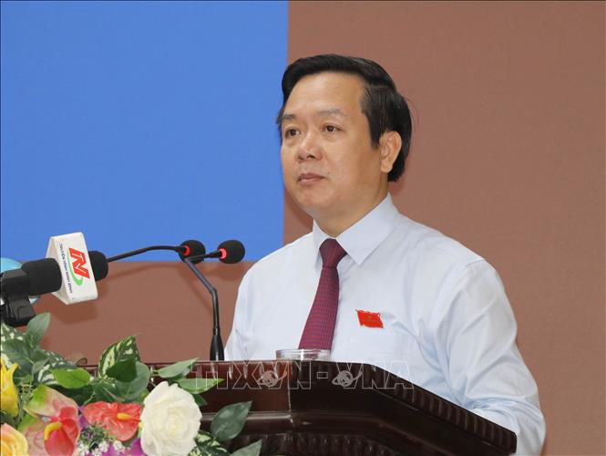 Chủ tịch UBND tỉnh Ninh Bình Phạm Quang Ngọc trình bày báo cáo tại kỳ họp. Ảnh: Thùy Dung - TTXVN