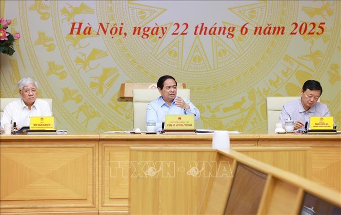 Thủ tướng Phạm Minh Chính chủ trì Phiên họp liên BCĐ về xoá nhà tạm và dự án trọng điểm. Ảnh: Dương Giang-TTXVN 
