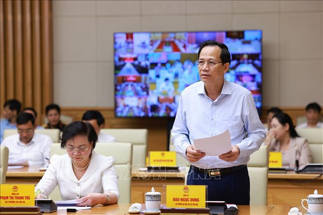 Bộ trưởng Bộ Dân tộc và Tôn giáo Đào Ngọc Dung báo cáo tình hình triển khai xoá nhà tạm, nhà dột nát trên phạm vi cả nước. Ảnh: Dương Giang-TTXVN 