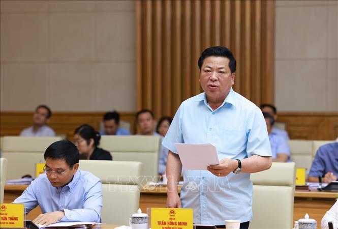 Bộ trưởng Bộ Xây dựng Trần Hồng Minh báo cáo tình hình triển khai các dự án trọng điểm quốc gia. Ảnh: Dương Giang-TTXVN 