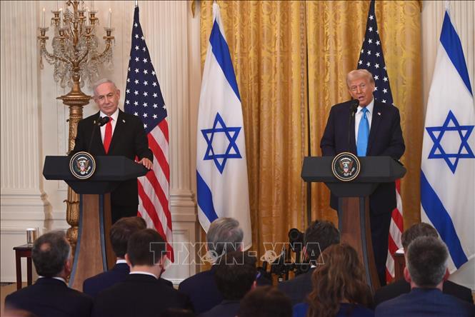 Tổng thống Mỹ Donald Trump (phải) và Thủ tướng Israel Benjamin Netanyahu trong cuộc họp báo chung tại Nhà Trắng ở Washington, D.C., ngày 4/2/2025. Ảnh: Anadolu Agency/TTXVN