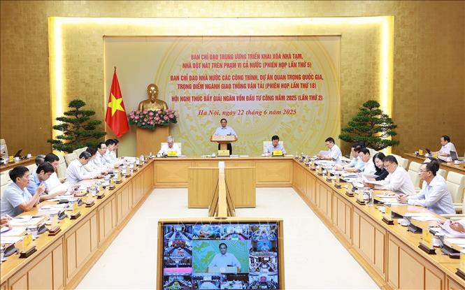 Thủ tướng Phạm Minh Chính chủ trì Phiên họp liên BCĐ về xoá nhà tạm và dự án trọng điểm. Ảnh: Dương Giang-TTXVN 
