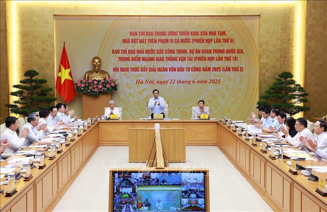 Thủ tướng Phạm Minh Chính chủ trì Phiên họp liên BCĐ về xoá nhà tạm và dự án trọng điểm. Ảnh: Dương Giang-TTXVN 
