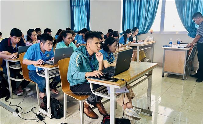 Các thí sinh tham gia Hội thi tay nghề quản trị mạng cấp Thành phố lần 3 năm 2025. Ảnh: Thanh Vũ-TTXVN