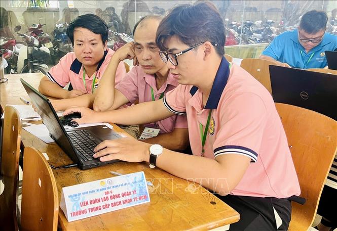Các thí sinh tham gia Hội thi tay nghề quản trị mạng cấp Thành phố lần 3 năm 2025. Ảnh: Thanh Vũ-TTXVN