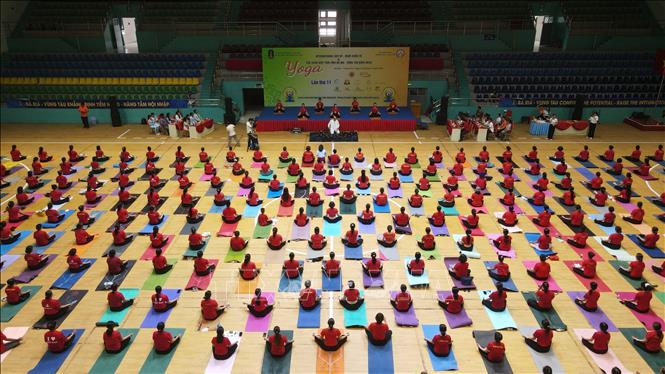 Hàng trăm tín đồ Yoga hòa nhịp hưởng hứng Ngày Quốc tế Yoga. Ảnh: Huỳnh Sơn-TTXVN