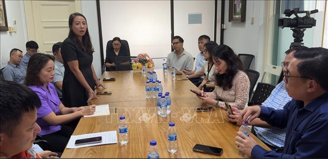Bà Tạ Thùy Liên, Trưởng Ban Liên lạc Cộng đồng người Việt Nam ở Singapore phát biểu tại cuộc trao đổi. Ảnh: Ngọc Khương - PV TTXVN tại Singapore