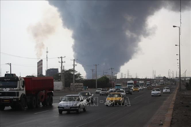 Khói bốc lên sau một vụ nổ ở cảng Shahid Rajaee thuộc Bandar Abbas, tỉnh Hormozgan, miền Nam Iran ngày 26/4/2025. Ảnh: THX/TTXVN