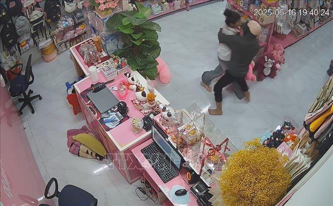 2 đối tượng dùng dao khống chế nhân viên cửa hàng quà tặng cướp tài sản. Ảnh: TTXVN phát.
