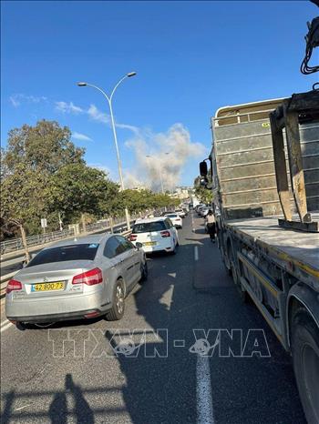 Hình ảnh mới nhất trong đợt tấn công trả đũa của Tehran vào miền Bắc và miền Trung Israel. Ảnh: TTXVN phát
