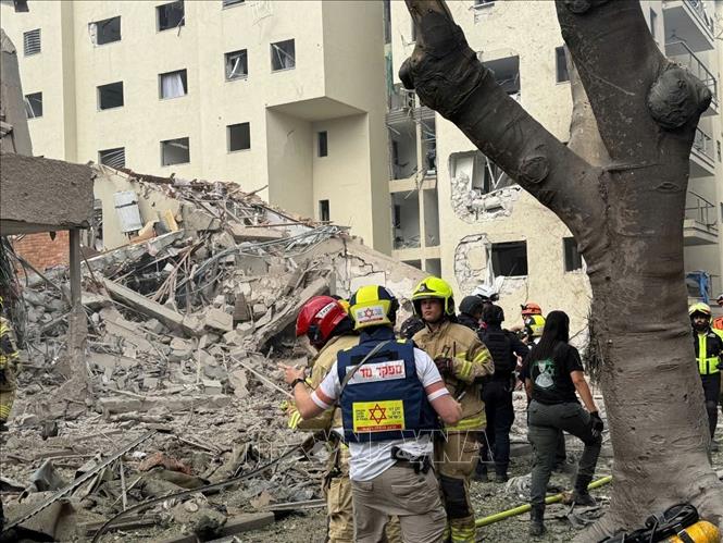 Hình ảnh mới nhất trong đợt tấn công trả đũa của Tehran vào miền Bắc và miền Trung Israel. Ảnh: TTXVN phát
