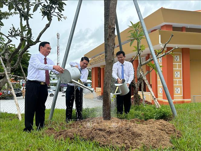 Nguyên Ủy viên Bộ Chính trị, Nguyên Thường trực Ban Bí thư Lê Hồng Anh trồng cây lưu niệm tại Đền tưởng niệm Anh hùng liệt sĩ tại huyện Hòn Đất. Ảnh: Văn Sĩ - TTXVN 