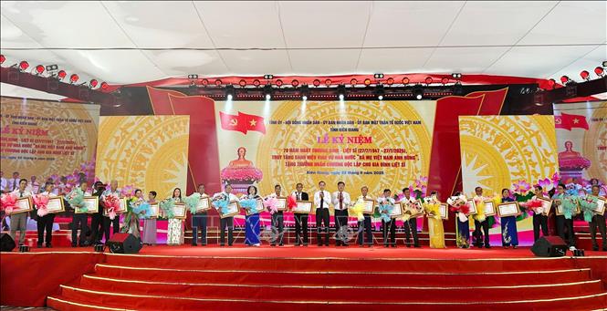 Lãnh đạo Tỉnh ủy, UBND tỉnh Kiên Giang truy tặng danh hiệu vinh dự Nhà nước “Bà mẹ Việt Nam anh hùng” cho các đại biểu. Ảnh: Văn Sĩ - TTXVN 
