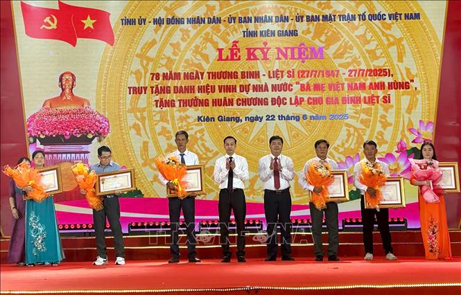 Lãnh đạo Tỉnh ủy, UBND tỉnh Kiên Giang trao Huân chương Độc lập cho gia đình liệt sĩ. Ảnh: Văn Sĩ - TTXVN