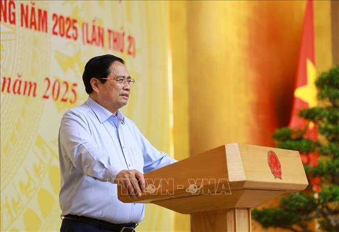 Prime Minister Pham Minh Chinh on June 22 chairs a national teleconference to speed up substandard housing eradication, key transport projects, and public investment disbursement. VNA Photo: Dương Giang