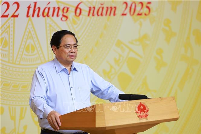 Prime Minister Pham Minh Chinh on June 22 chairs a national teleconference to speed up substandard housing eradication, key transport projects, and public investment disbursement. VNA Photo: Dương Giang
