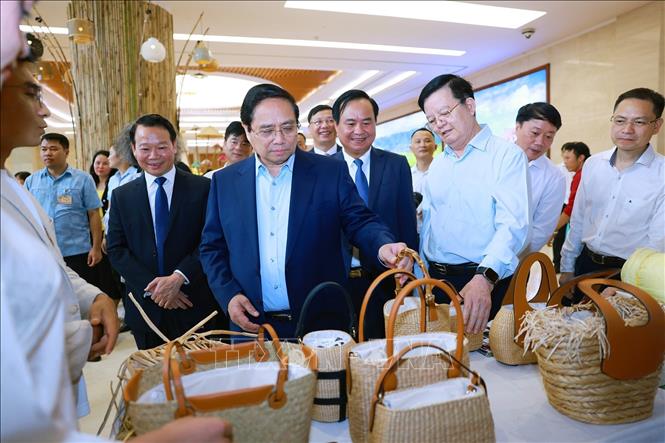 Thủ tướng Phạm Minh Chính tham quan sản phẩm OCOP. Ảnh: Dương Giang-TTXVN
