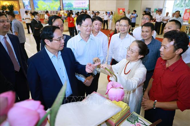 Thủ tướng Phạm Minh Chính tham quan sản phẩm OCOP. Ảnh: Dương Giang-TTXVN
