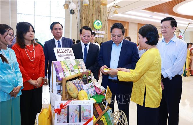 Thủ tướng Phạm Minh Chính tham quan sản phẩm OCOP. Ảnh: Dương Giang-TTXVN
