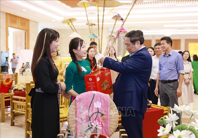 Thủ tướng Phạm Minh Chính tham quan sản phẩm OCOP. Ảnh: Dương Giang-TTXVN
