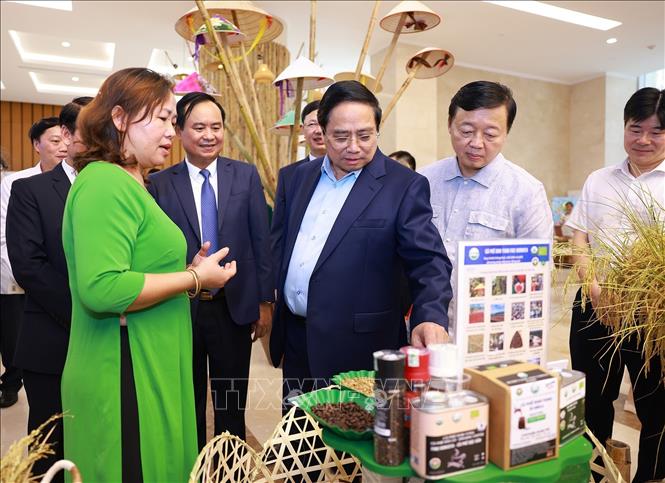 Thủ tướng Phạm Minh Chính tham quan sản phẩm OCOP. Ảnh: Dương Giang-TTXVN
