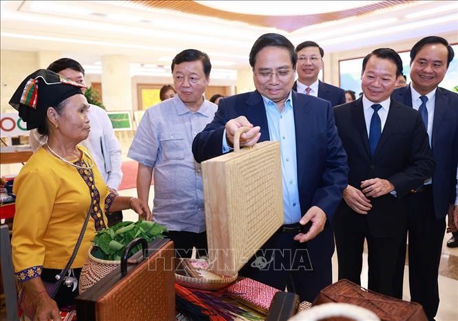 Thủ tướng Phạm Minh Chính tham quan sản phẩm OCOP. Ảnh: Dương Giang-TTXVN
