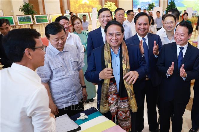 Thủ tướng Phạm Minh Chính tham quan sản phẩm OCOP. Ảnh: Dương Giang-TTXVN
