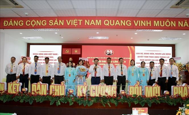Ban chấp hành Đảng bộ Ban Quản lý các Khu chế xuất và Công nghiệp thành phố nhiệm kỳ 2025-2030 nhận nhiệm vụ tại Đại hội. Ảnh: Thanh Vũ-TTXVN
