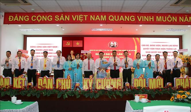 Lãnh đạo Thành phố tặng hoa chúc mừng Bí thư và Ban chấp hành Đảng bộ Ban Quản lý các Khu chế xuất và Công nghiệp thành phố nhiệm kỳ 2025-2030 . Ảnh: Thanh Vũ-TTXVN
