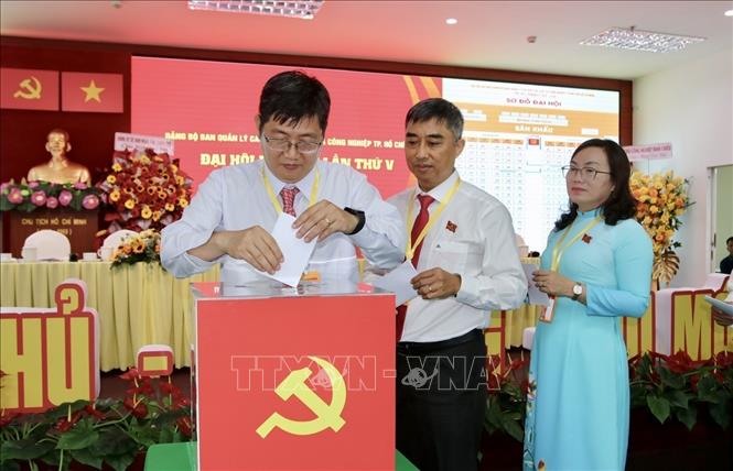 Các đại biểu bỏ phiếu Ban chấp hành Đảng bộ Ban Quản lý các Khu chế xuất và Công nghiệp thành phố nhiệm kỳ 2025-2030 . Ảnh: Thanh Vũ-TTXVN
