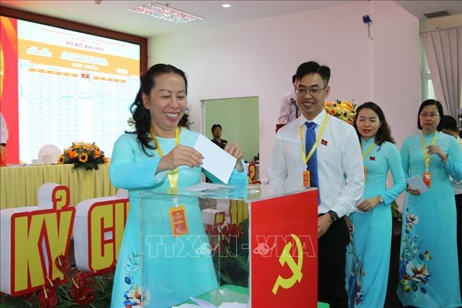 Các đại biểu bỏ phiếu Ban chấp hành Đảng bộ Ban Quản lý các Khu chế xuất và Công nghiệp thành phố nhiệm kỳ 2025-2030 . Ảnh: Thanh Vũ-TTXVN
