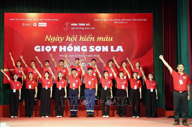 Nghi thức quyết tâm thực hiện thành công Ngày hội hiến máu - Giọt hồng Sơn La” năm 2025. Ảnh: Quang Quyết - TTXVN