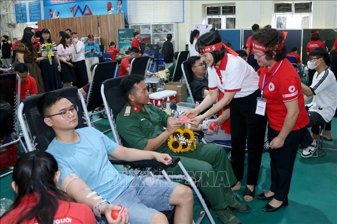 Đại diện Ban tổ chức “Ngày hội hiến máu - Giọt hồng Sơn La” năm 2025 chúc mừng người tham gia hiến máu tình nguyện. Ảnh: Quang Quyết - TTXVN