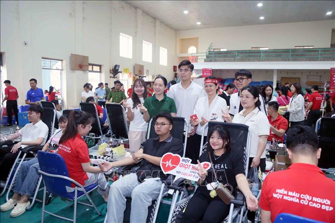 Đông đảo các tầng lớp nhân dân đang sinh sống, làm việc tại thành phố Sơn La, tỉnh Sơn La tham gia hiến máu tình nguyện tại ngày hội. Ảnh: Quang Quyết - TTXVN
