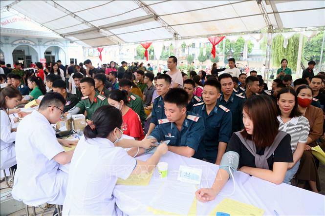 Đông đảo các tầng lớp nhân dân đang sinh sống, làm việc tại thành phố Sơn La, tỉnh Sơn La đăng ký tham gia hiến máu tình nguyện tại ngày hội. Ảnh: Quang Quyết - TTXVN