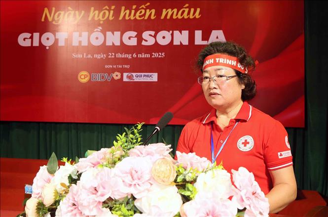 Chủ tịch Hội Chữ thập đỏ tỉnh Sơn La Cầm Thị Chuyên phát biểu. Ảnh: Quang Quyết - TTXVN