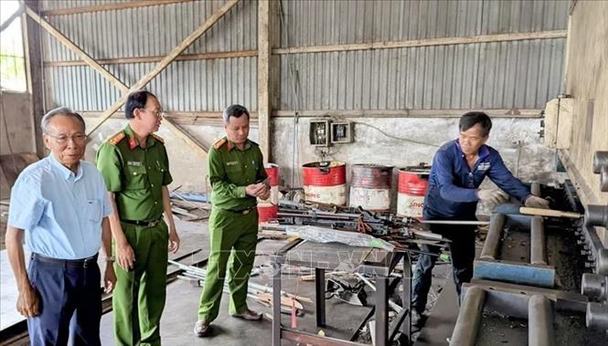 Công an tỉnh An Giang giám sát việc tiêu hủy công cụ hỗ trợ, vũ khí thô sơ. Ảnh: TTXVN phát