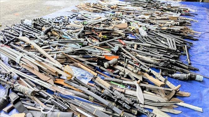 Số lượng công cụ hỗ trợ và vũ khí thô sơ Công an tỉnh An Giang tổ chức tiêu hủy. Ảnh: TTXVN phát