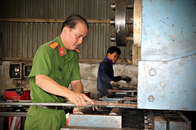 Tiêu hủy công cụ hỗ trợ, vũ khí thô sơ. Ảnh: TTXVN phát
