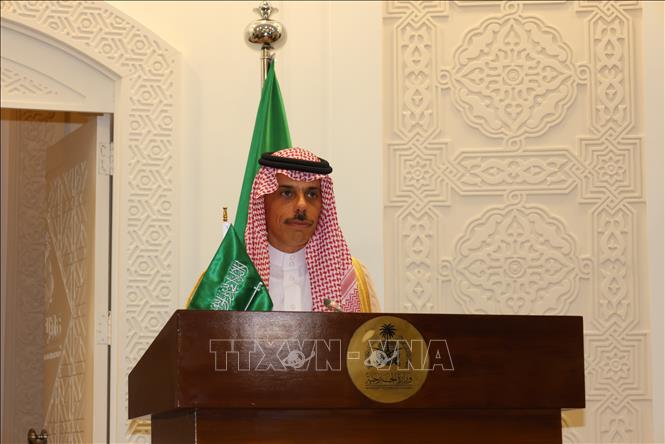 Saudi Arabia (Ả rập Xê út) đã ra tuyên bố, hối thúc các bên kiềm chế tối đa, tránh leo thang và ưu tiên các nỗ lực giảm căng thẳng. Riyadh cũng kêu gọi cộng đồng quốc tế tăng cường các nỗ lực để đạt được một giải pháp chính trị nhằm chấm dứt khủng hoảng hiện nay và mở ra cánh cửa cho một chương mới về an ninh và ổn định trong khu vực. Trong ảnh (tư liệu): Ngoại trưởng Saudi Arabia Faisal bin Farhan Al Saud. Ảnh: THX/TTXVN