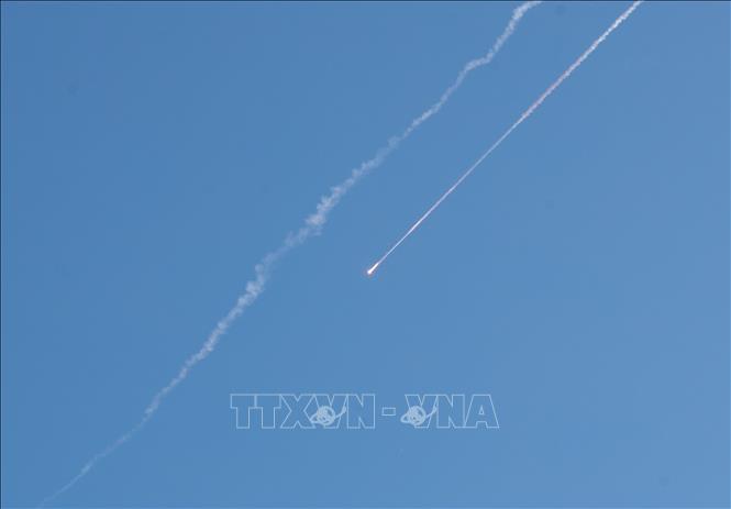 Vệt sáng trên bầu trời Jerusalem sau loạt vụ tên lửa được phóng từ phía Iran xuống lãnh thổ Israel, ngày 22/6/2025. Ảnh: THX/TTXVN